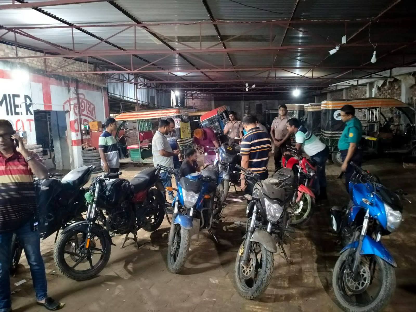 খুলনায় পুলিশের বিশেষ অভিযানে ৮টি মোটরসাইকেল জব্দ