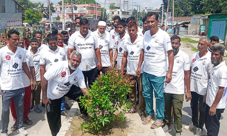 সিরাজগঞ্জের সৌন্দর্য বর্ধনে বৃক্ষরোপণ করলেন হাজী মো. আব্দুস সাত্তার