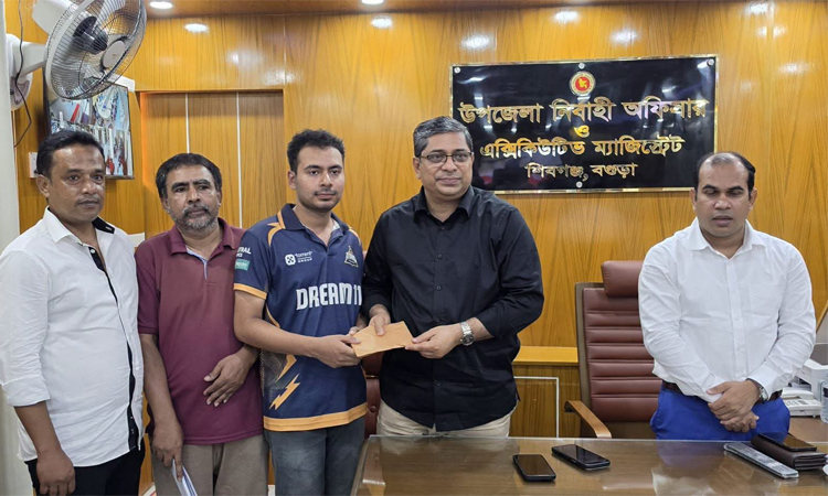 মেধাবী শিক্ষার্থী নীরবের পাশে স্থানীয় সরকার প্রতিমন্ত্রী 