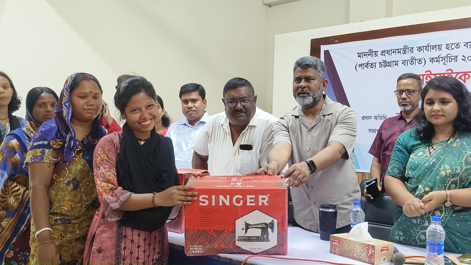 নওগাঁয় ক্ষুদ্র নৃ-গোষ্ঠীর মধ্যে সহায়ক উপকরণ ও শিক্ষাবৃত্তি বিতরণ