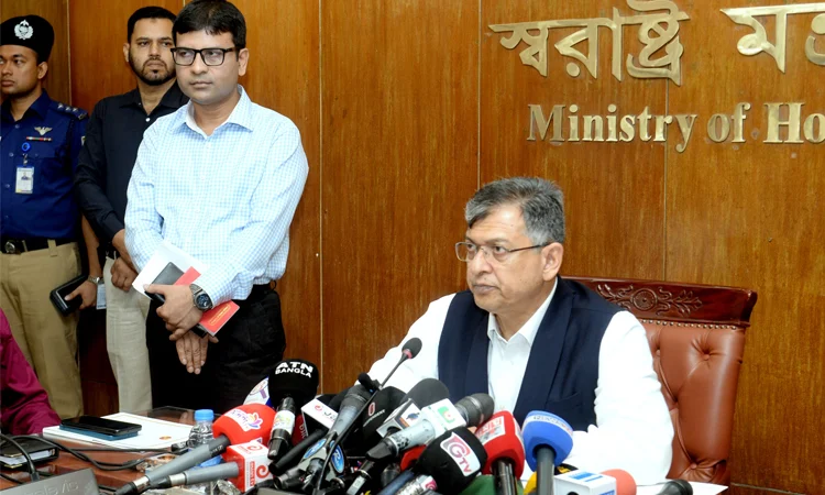 ‘পুরস্কার ও তিরস্কার’ নীতি অব্যাহত রাখার দৃঢ় প্রত্যয় স্বরাষ্ট্রমন্ত্রীর 