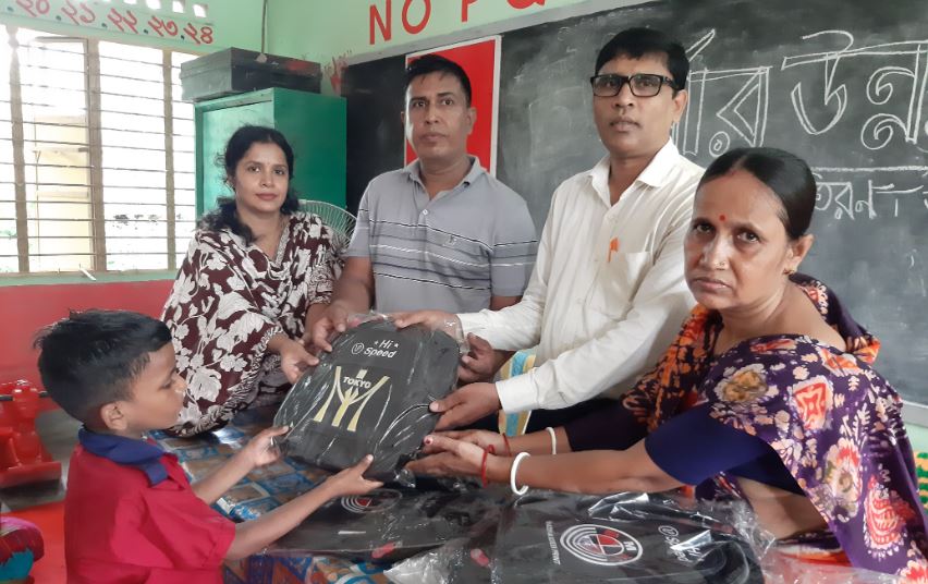 পঞ্চপল্লী প্রাক-প্রাথমিক শিক্ষার্থীদের মাঝে স্কুল ব্যাগ বিতরণ