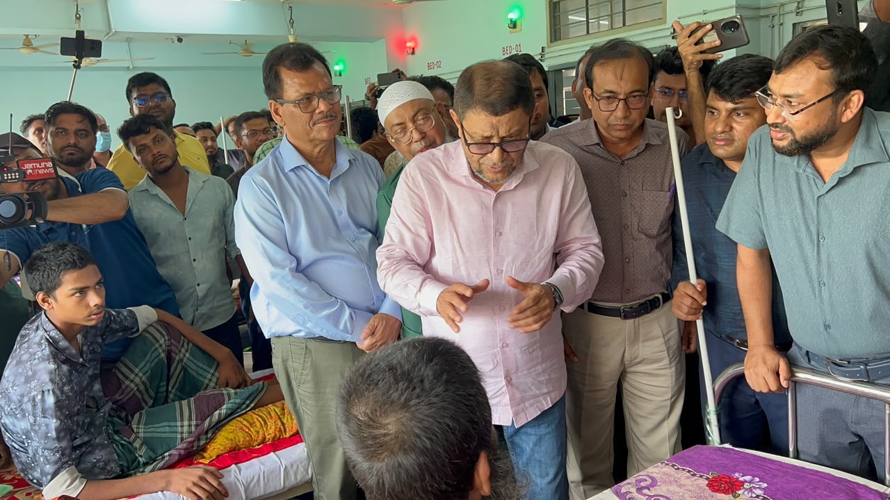 আকস্মিক হাসপাতাল পরিদর্শনে সাতক্ষীরায় স্বাস্থ্যমন্ত্রী, দুই চিকিৎসকসহ বরখাস্ত-৩