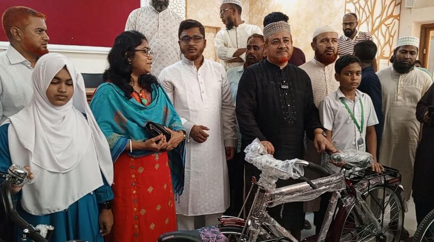 চুয়াডাঙ্গায় মেধাবী শিক্ষার্থীদের মাঝে বাইসাইকেল ও ক্রীড়া সামগ্রী বিতরণ