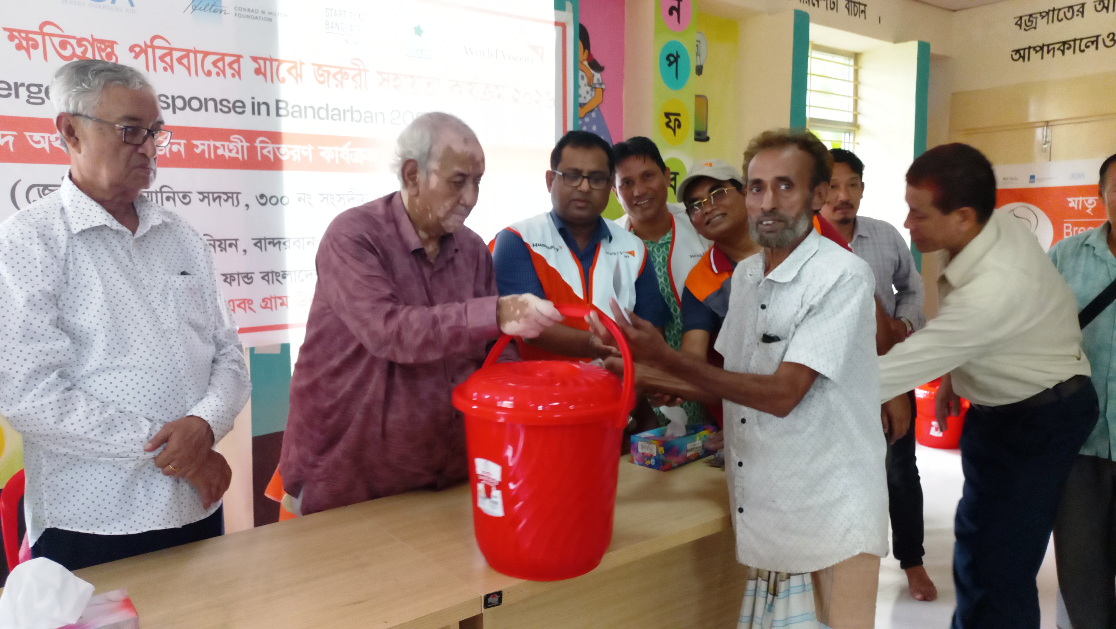 বান্দরবানে বন্যায় ক্ষতিগ্রস্ত ১১৪ পরিবারের মাঝে সহায়তা প্রদান