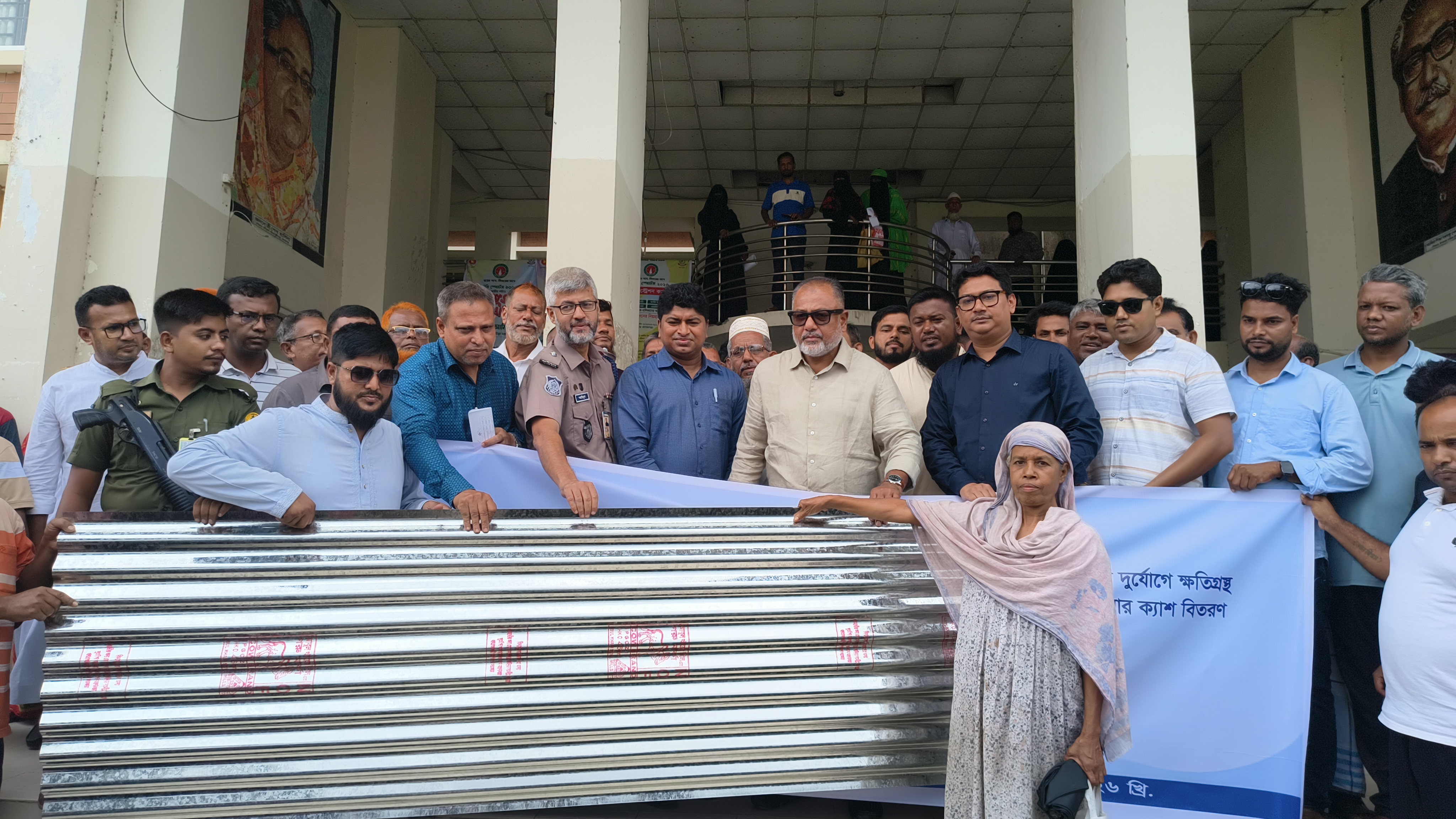 গোপালগঞ্জে দুর্যোগে ক্ষতিগ্রস্তদের মধ্যে ঢেউটিন ও চেক বিতরণ 