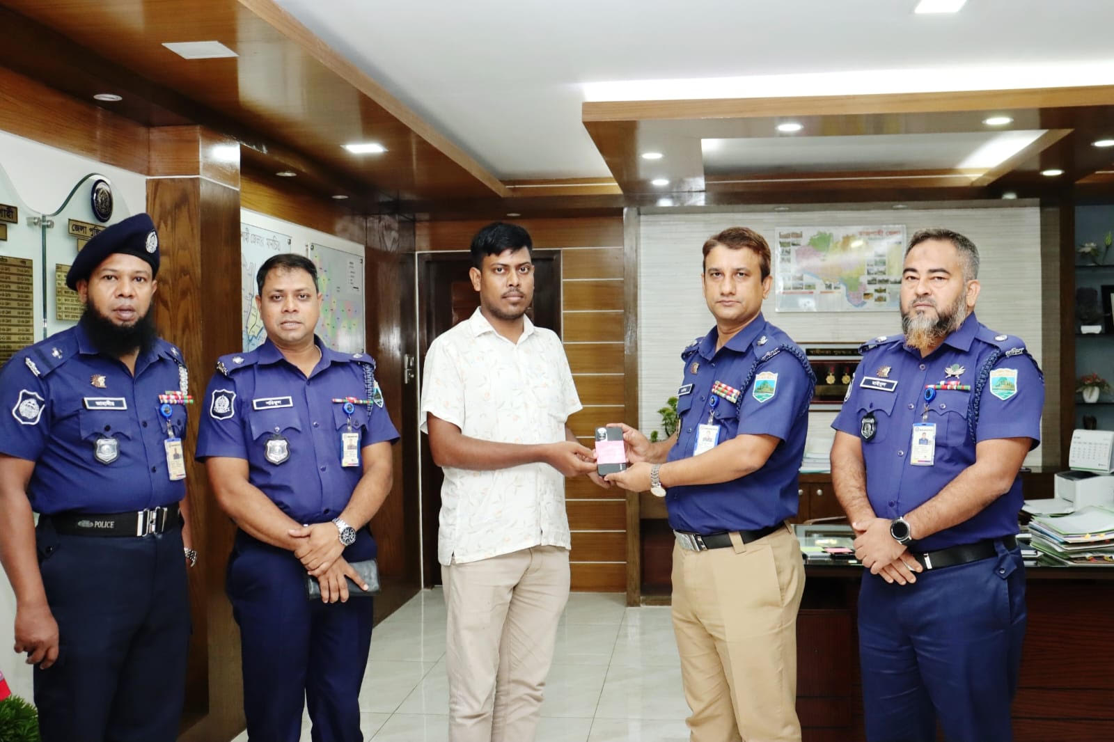 হারিয়ে যাওয়া ৫০টি মোবাইল মালিকদের ফিরিয়ে দিলো রাজশাহীর পুলিশ