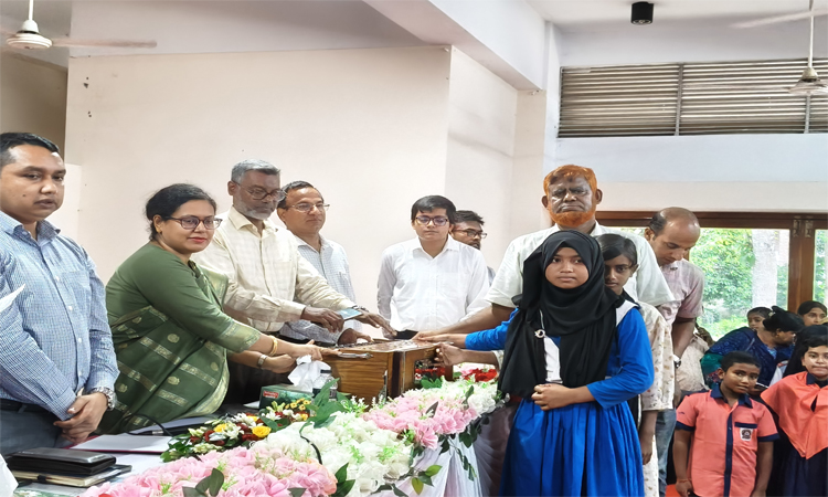 রাজবাড়ীর বিভিন্ন শিক্ষা প্রতিষ্ঠানে শিক্ষা সামগ্রী বিতরণ