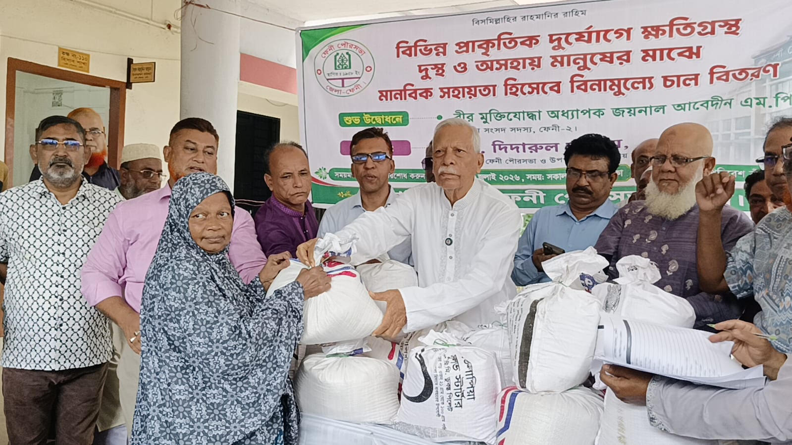 ফেনীতে প্রাকৃতিক দূর্যোগে ক্ষতিগ্রস্ত পরিবারের মাঝে চাল বিতরণ