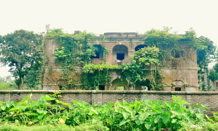 ৪০ বছর ধরে অবৈধ দখলে রেলওয়ে কোয়ার্টার, প্রয়োজন সরকারি হস্তক্ষেপ