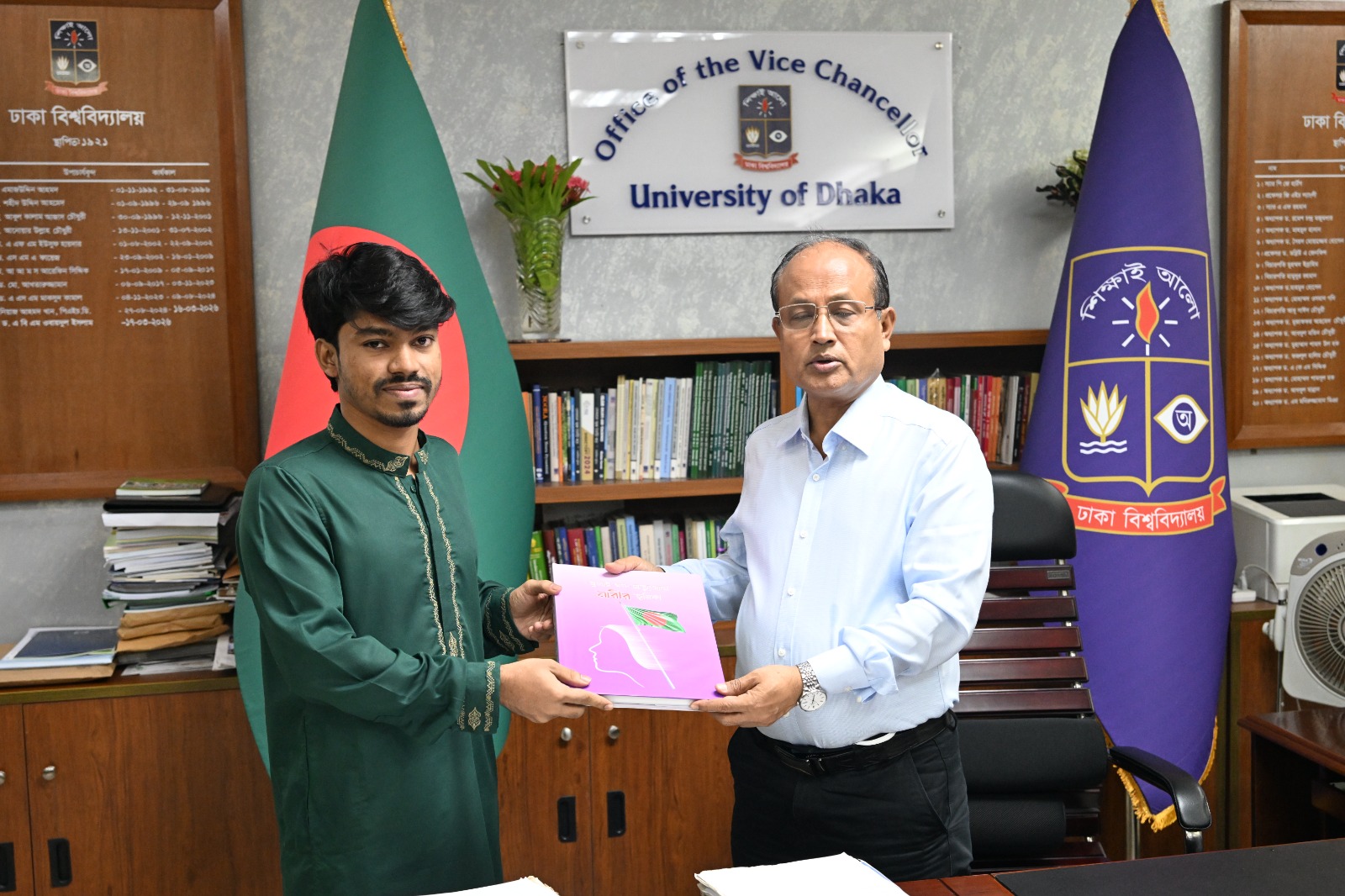 ঢাবি উপাচার্যকে ‘জুলাই গণঅভ্যুত্থানে নারীর ভূমিকা’ শীর্ষক বই উপহার