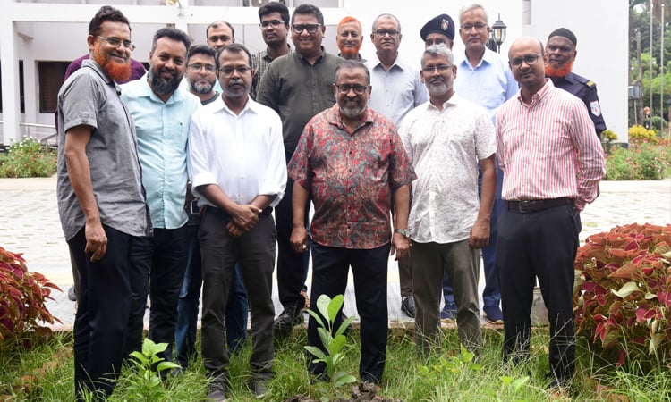 খুবিতে দুর্লভ ‘কাইজেলিয়া’ বৃক্ষের চারা রোপণ