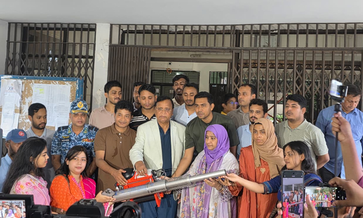 ঢাবির দুই ছাত্রী হলে ডিএসসিসি প্রশাসকের ফগার মেশিন বিতরণ