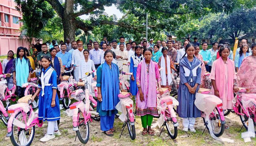 দিনাজপুরে ক্ষুদ্র নৃ-গোষ্ঠীর মধ্যে সেলাইমেশিন, বাইসাইকেল ও শিক্ষাবৃত্তি বিতরণ 