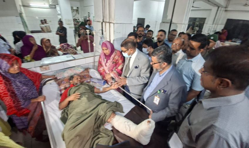 দেয়াল ধসে আহতদের দেখতে হাসপাতালে গেলেন স্বাস্থ্যমন্ত্রী