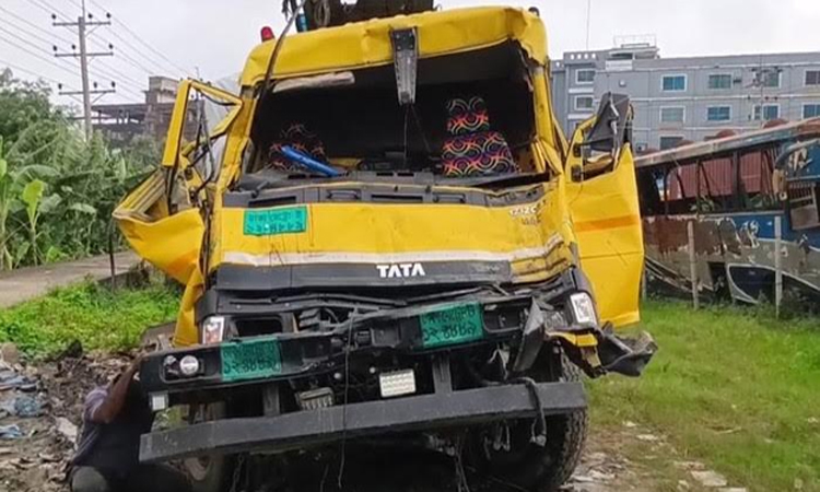 গাজীপুরে সড়ক দুর্ঘটনায় ট্রাক চালক নিহত