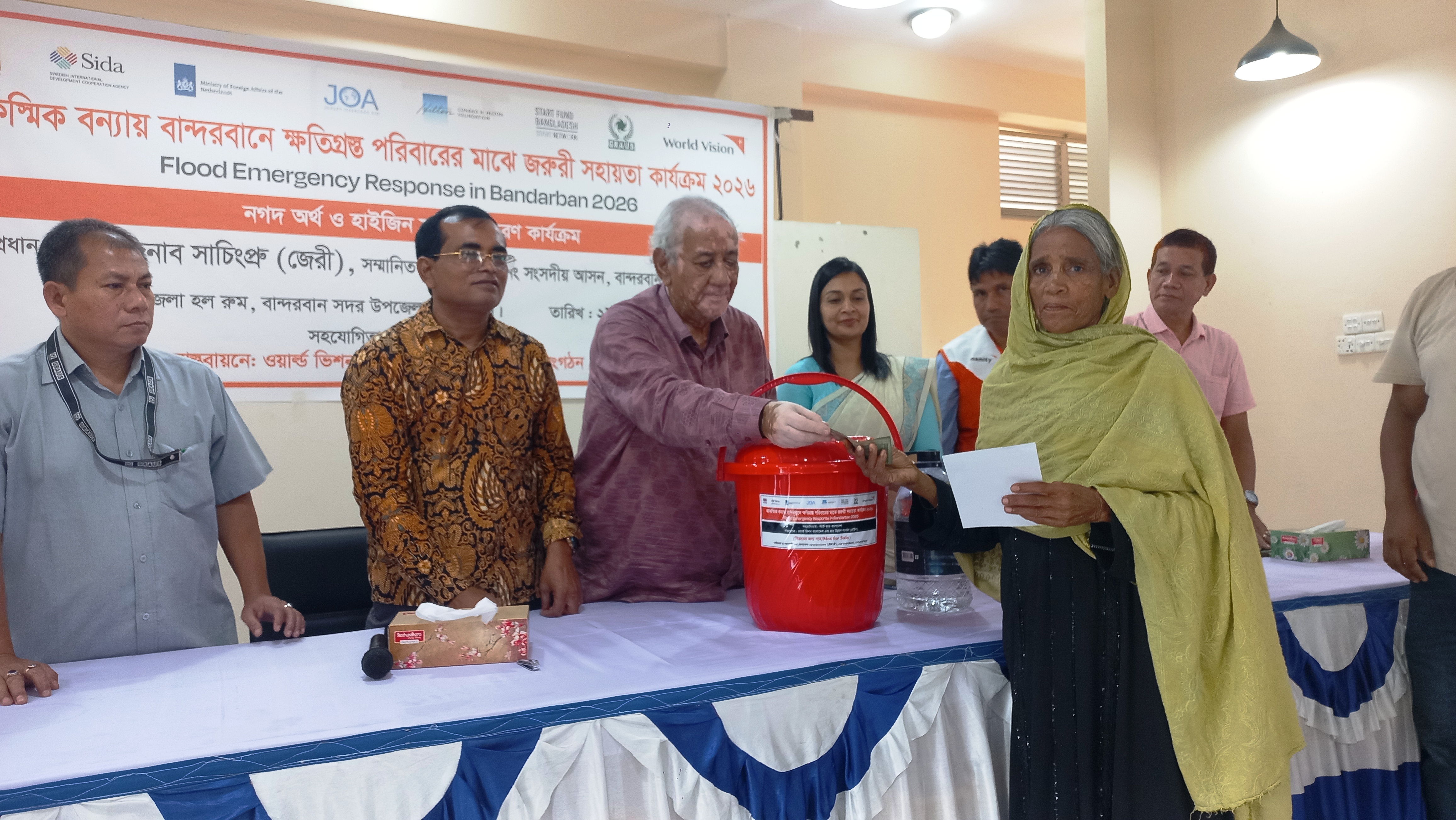 বান্দরবানে বন্যায় ক্ষতিগ্রস্ত ২৩৬ পরিবারকে সহায়তা