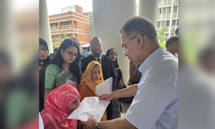 প্রতিবন্ধী ৩ ব্যক্তির হাতে নিয়োগপত্র তুলে দিলেন প্রধানমন্ত্রী