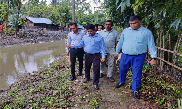 খাল পুনঃখনন ও ভূমিসেবা পরিদর্শন করলেন খুলনার বিভাগীয় কমিশনার