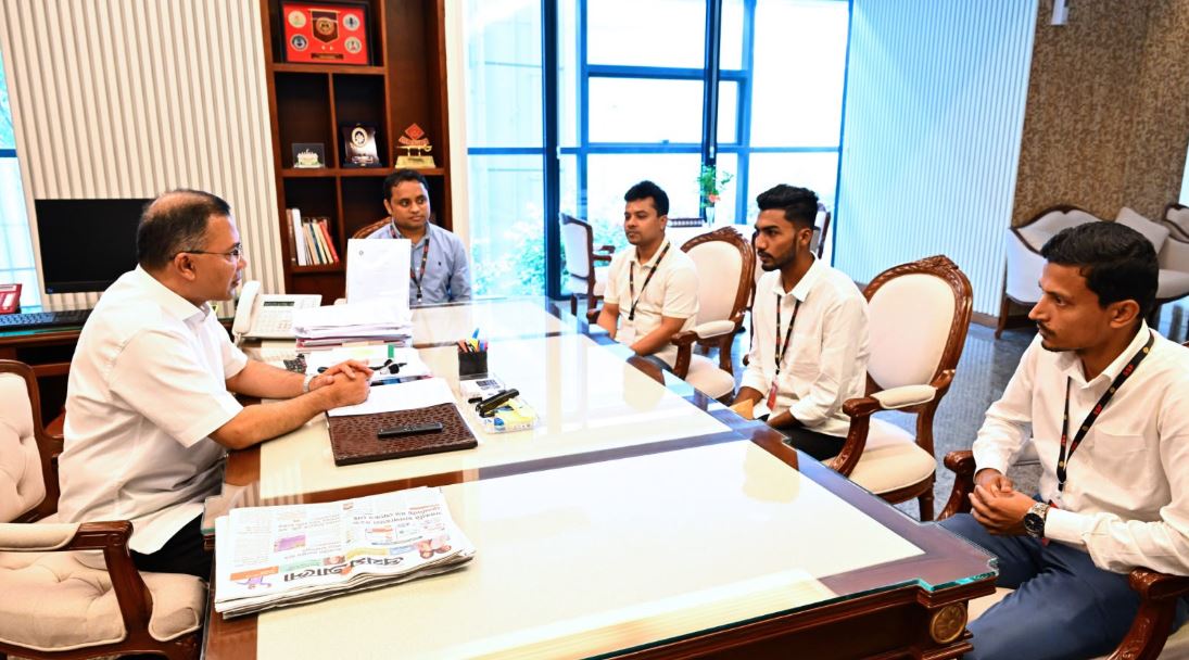 প্রধানমন্ত্রীর সঙ্গে অকুতোভয় জুলাই যোদ্ধা আজিজুর রহমানের সাক্ষাৎ