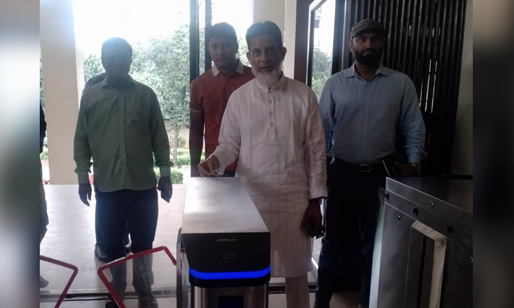 রেল ভবনে নিজেই প্রবেশ কার্ড পাঞ্চ করলেন প্রতিমন্ত্রী হাবিবুর রশিদ