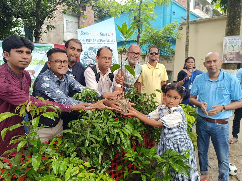 ঝিনাইদহে শিক্ষার্থীদের মাঝে গাছের চারা বিতরণ