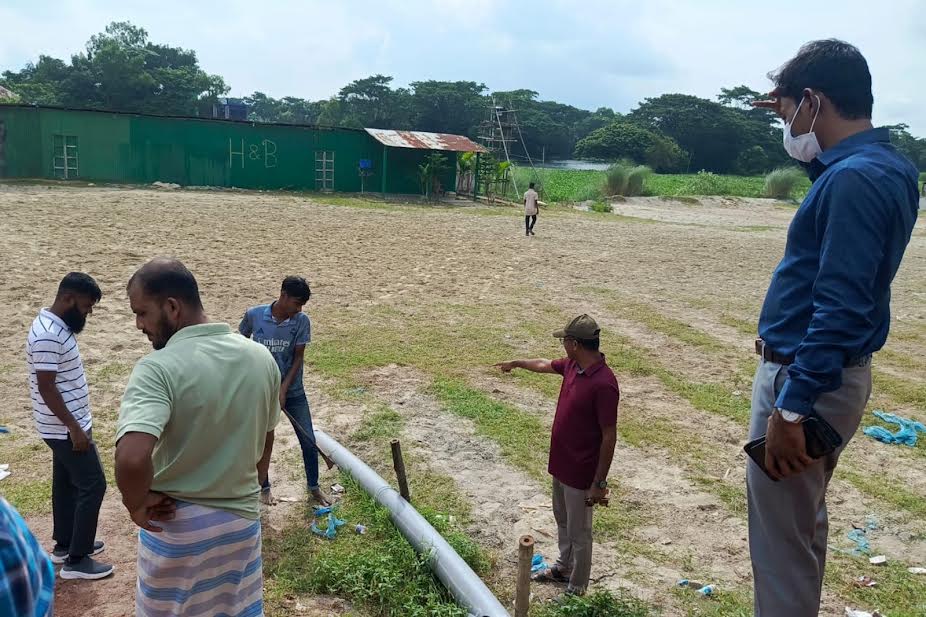 চাঁদপুরে মেঘনা-ধনাগোদা বাঁধের সুড়ঙ্গ করা সড়কের ড্রেজার পাইপ অপসারণ