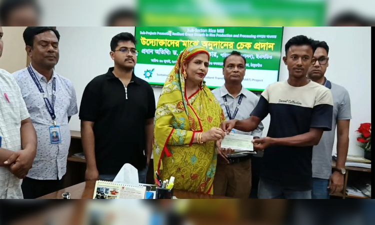 ঠাকুরগাঁওয়ে ১৪ উদ্যোক্তার হাতে ১১ লাখ টাকার অনুদানের চেক হস্তান্তর