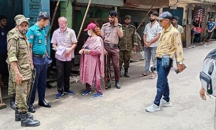 চট্টগ্রামে রাস্তা-নালা দখল করে দোকানের মালামাল রাখায় জরিমানা 
