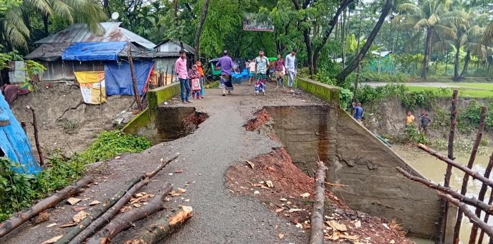 ধসে পড়েছে রামগতি-বয়ারচর সংযোগ সড়ক, সংস্কারের দাবি