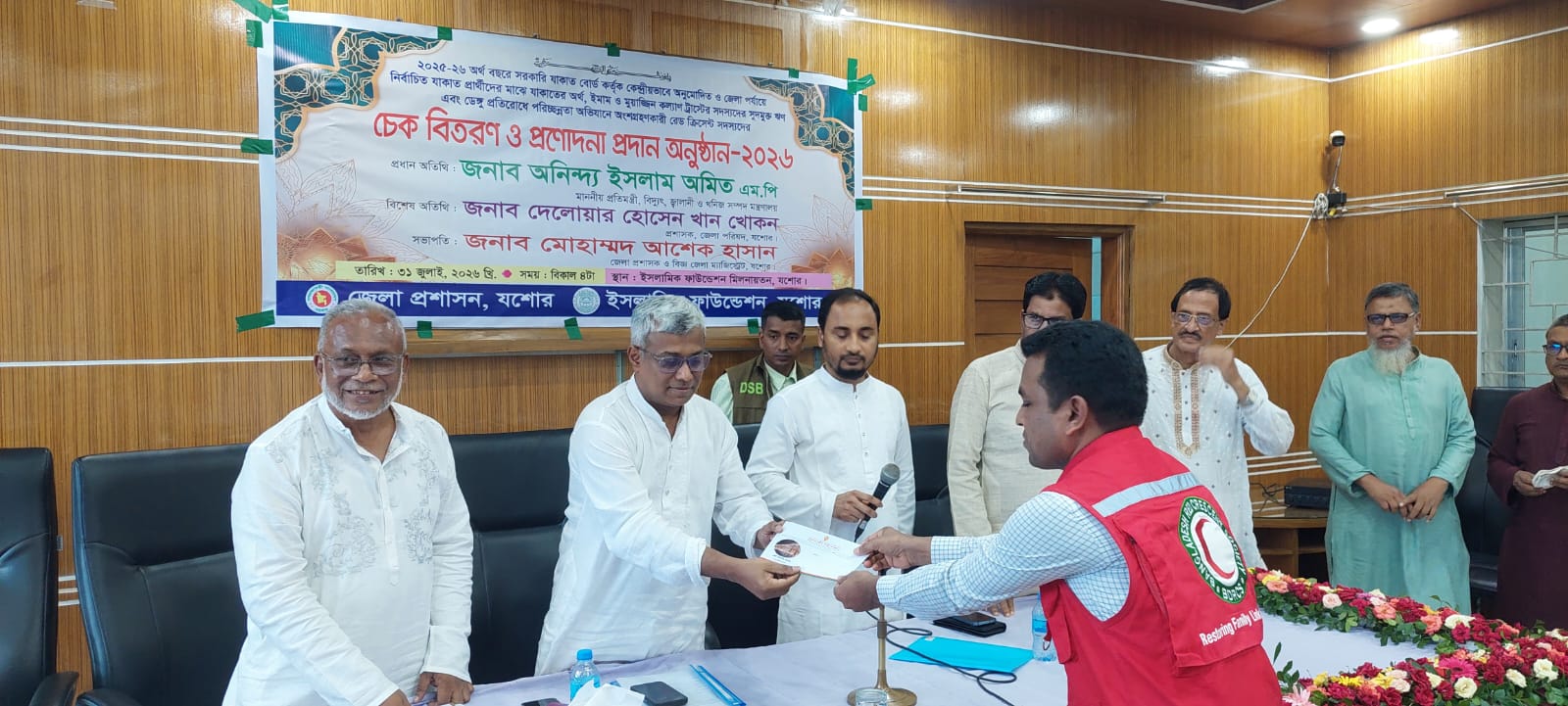 যশোরে রেড ক্রিসেন্ট ও স্কাউট সদস্যদের মাঝে প্রণোদনার টাকা বিতরণ