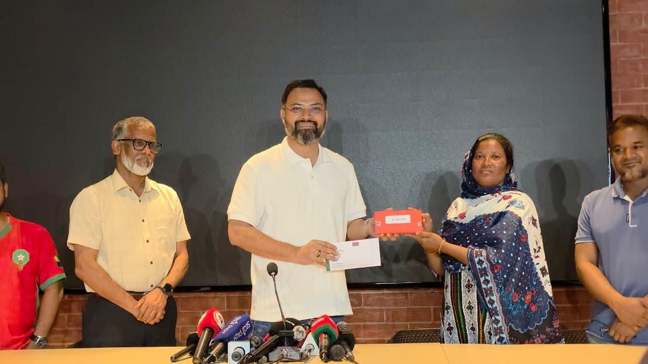 নতুন কুঁড়ির চ্যাম্পিয়ন কিসকুর মাকে আর্থিক সহযোগিতা ও চাকরির আশ্বাস দিলেন যুব ও ক্রীড়া প্রতিমন্ত্রী