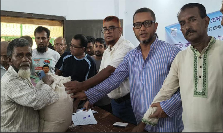 চন্দ্রঘোনায় ক্ষতিগ্রস্তদের মাঝে জেলা পরিষদের চাল বিতরণ