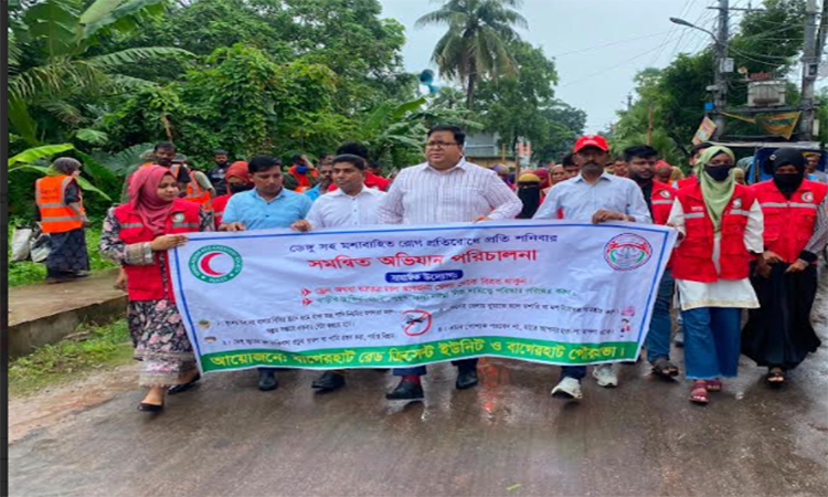 বাগেরহাটে ডেঙ্গু প্রতিরোধে রেড ক্রিসেন্ট ও পৌরসভার পরিচ্ছন্নতা অভিযান