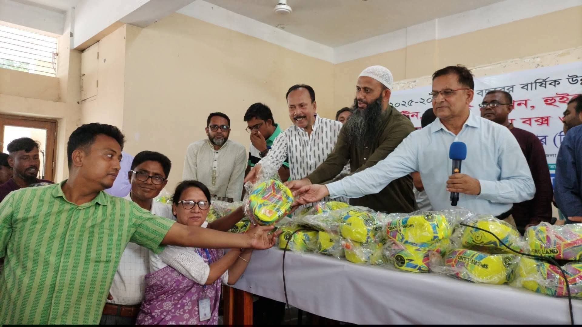 গোবিন্দগঞ্জে ৬০০ জন সুবিধাবঞ্চিত ও মেধাবী শিক্ষার্থীদের সহায়তা