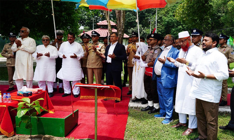 বাংলাদেশ পুলিশ একাডেমিতে বৃক্ষরোপণ করলেন স্বরাষ্ট্রমন্ত্রী