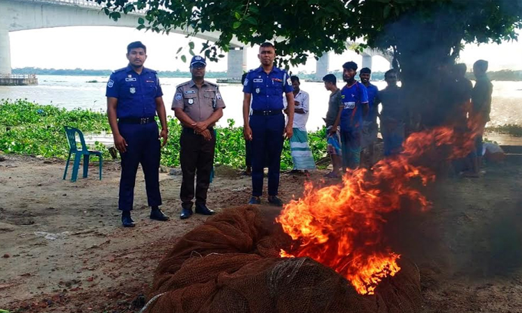 পিরোজপুরে অবৈধ বেহুন্দি জাল পুড়িয়ে ধংস