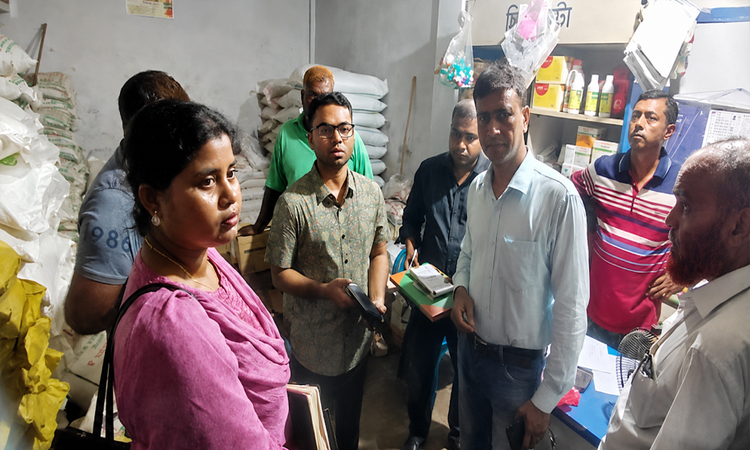 যশোরে বেশি দামে সার বিক্রি করায় ২ ব্যবসায়ীর জরিমানা