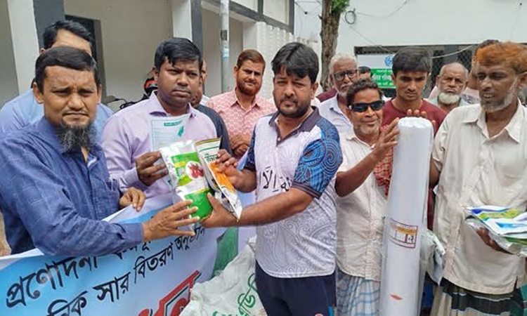 মেহেরপুরে কৃষকদের মধ্যে পেঁয়াজ বীজ ও সার বিতরণ