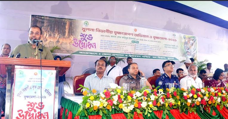 সাতক্ষীরায় সড়কের পাশে বৃক্ষরোপণ কর্মসূচি 