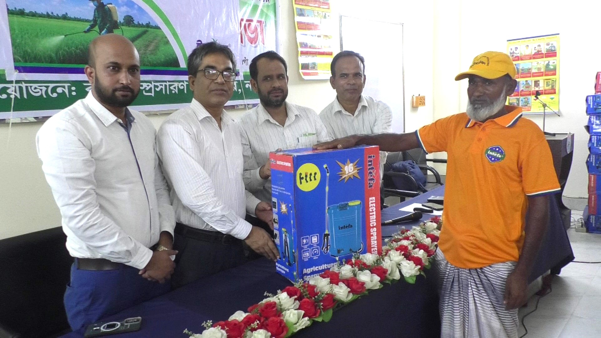 নওগাঁয় গাছের চারা ও  স্প্রে মেশিন বিতরণ