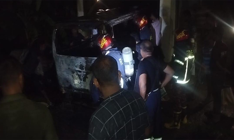 সাতক্ষীরায় মেডিকল কলেজ চত্বরে অ্যাম্বুলেন্সে আগুন