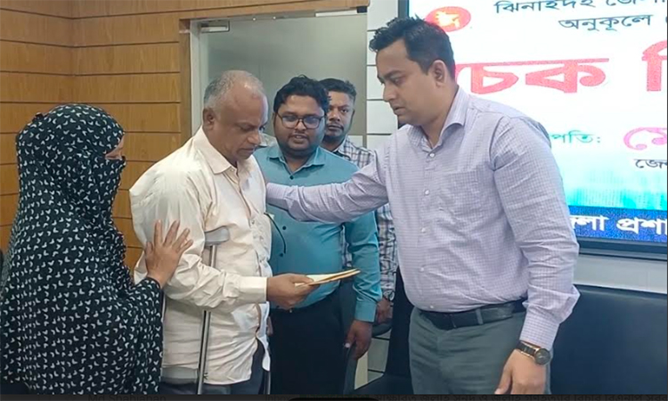 ঝিনাইদহে সড়ক দুর্ঘটনায় নিহতদের পরিবার পেল অনুদান