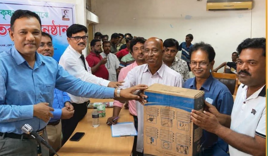 মেহেরপুরে বিনামূল্যে কৃষি উপকরণ বিতরণ