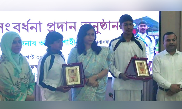 নাটোরে নতুন কুঁড়ির দুই কৃতি খেলোয়াড়কে সংবর্ধনা প্রদান