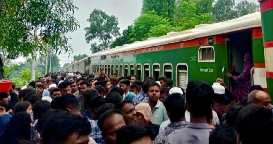 পৌনে ৭ ঘণ্টা পর ঢাকার সঙ্গে উত্তরাঞ্চলের ট্রেন চলাচল স্বাভাবিক