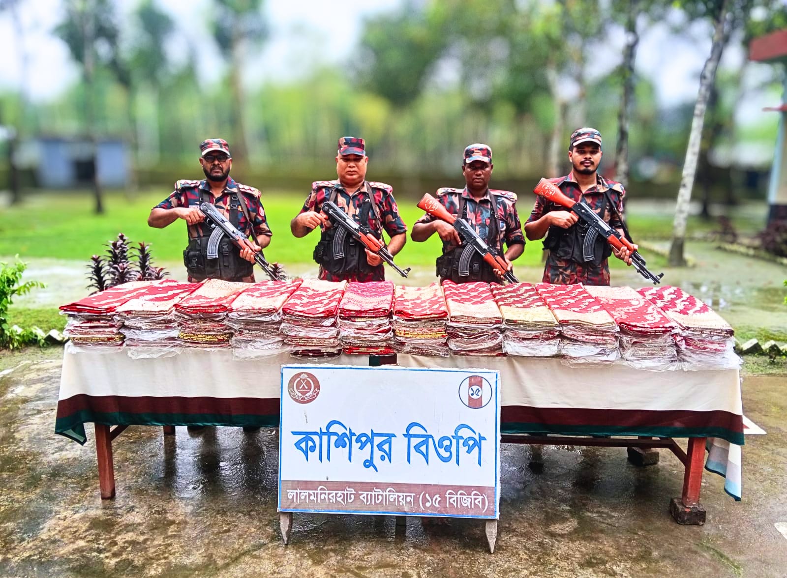 লালমনিরহাট সীমান্তে বিভিন্ন মালামাল জব্দ করেছে বিজিবি 