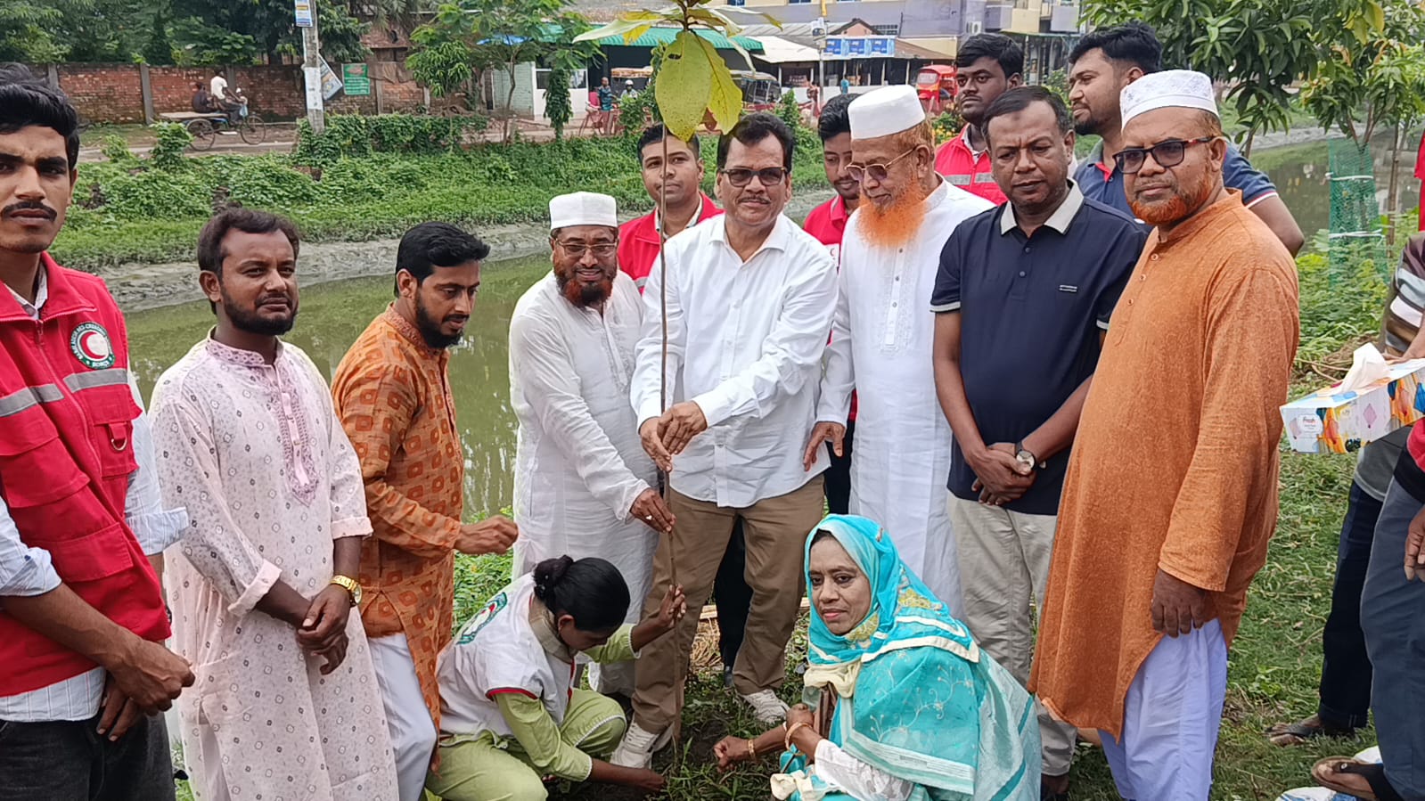 সাতক্ষীরায় রেড ক্রিসেন্টের উদ্যোগে বৃক্ষরোপণ 