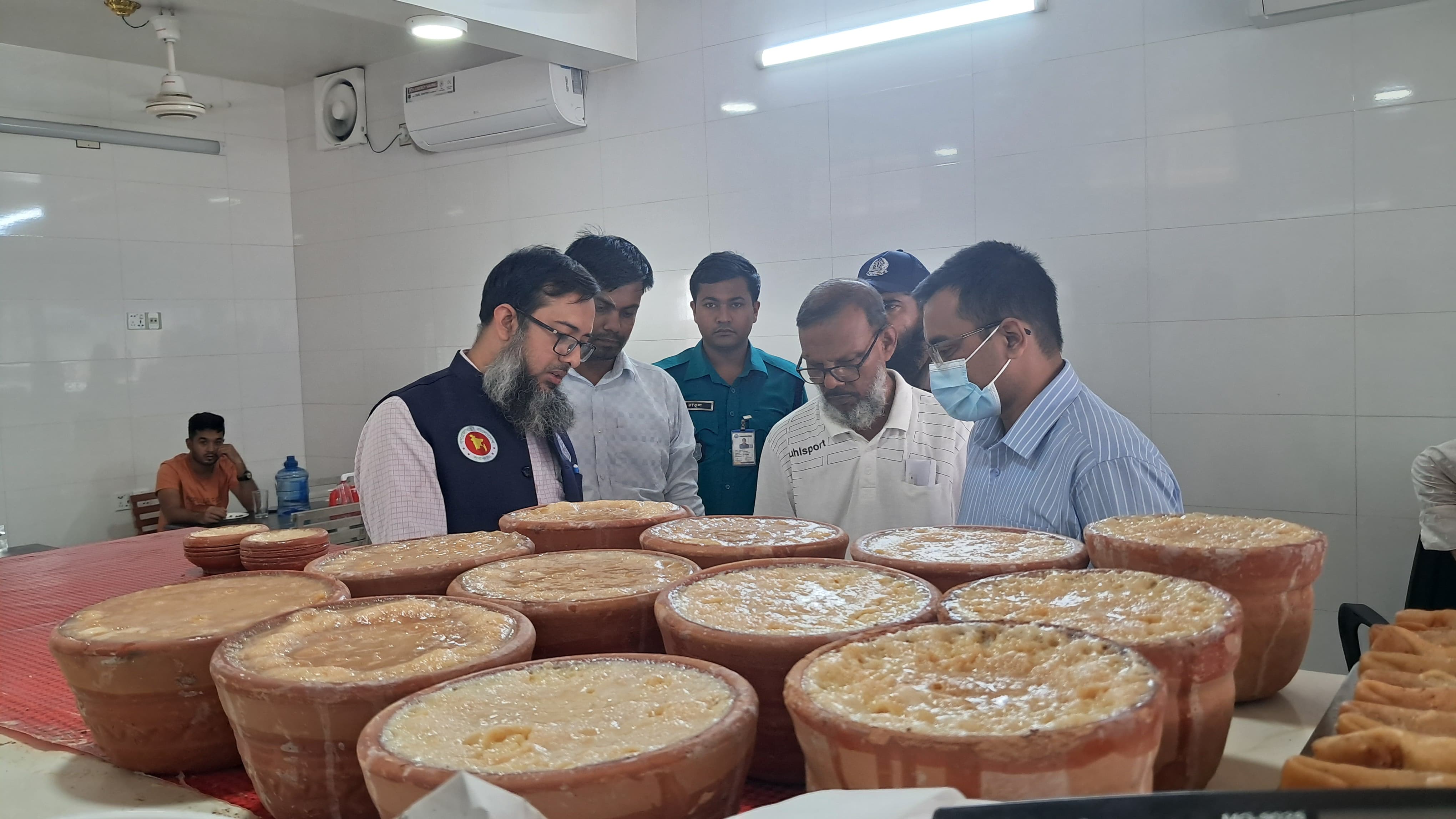 রাজশাহীতে বিএসটিআইয়ের অভিযানে অলিম্পিয়া সুইটসকে জরিমানা