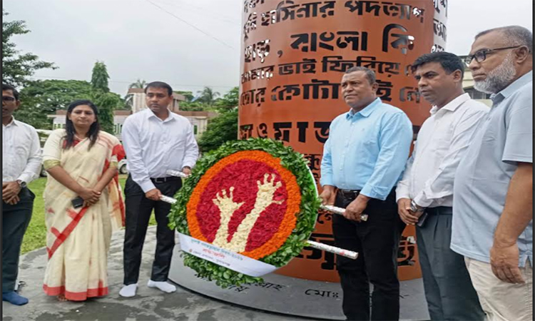 সুনামগঞ্জে জুলাই চত্বরে পুস্পস্তবক অর্পণ